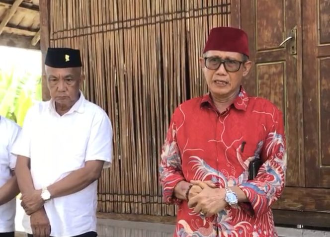 
 Lukman Abunawas saat ziarah ke Masjid Wawoangi Kabupaten Buton Selatan. Foto: Penafaktual.com