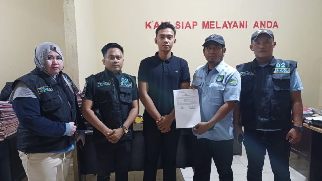 
 Tim Relawan Gerakan Elemen Muda Pendukung Andi Sumangerukka (GEMPA) melaporkan dugaan perusakan alat kampanye ASR-Hugua ke Polres Konawe. Foto: Istimewa