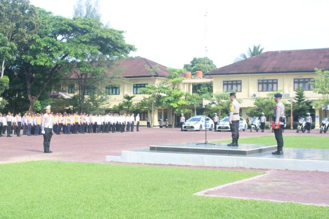 
 Polda Sulawesi Tenggara (Sultra) menggelar Apel Gelar Pasukan Operasi Zebra Anoa 2024 di Lapangan Presisi Polda Sultra pada Senin, 14 Oktober 2024. Foto: Penafaktual.com