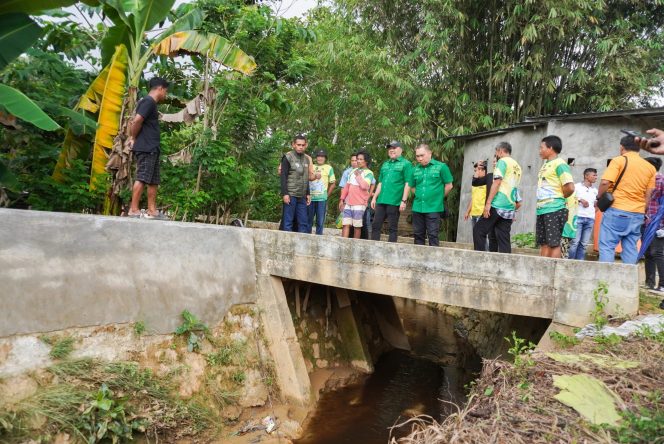 
 Paslon AJP-ASLI mengunjungi pemukiman warga di Jalan Tunggala Kelurahan Wuawua, Kecamatan Wuawua yang merupakan wilayah rawan bencana banjir. Foto: Penafaktual.com
