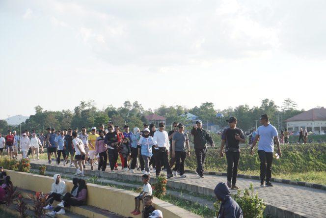 
 Pasangan Calon Wali Kota Kendari Aksan Jaya Putra dan Andi Sulolipu (AJP-ASLI) melakukan kunjungan di kolam retensi Boulevar. Foto: Penafaktual.com