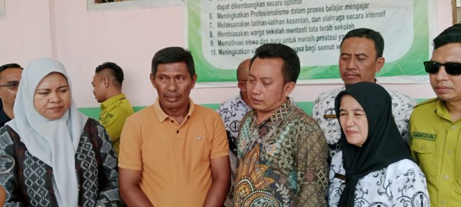 
 KPAI, pihak sekolah dan PGRI Kecamatan Baito melakukan konferensi usai melakukan pertemuan di SDN 4 Baito.  Foto: Penafaktual.com