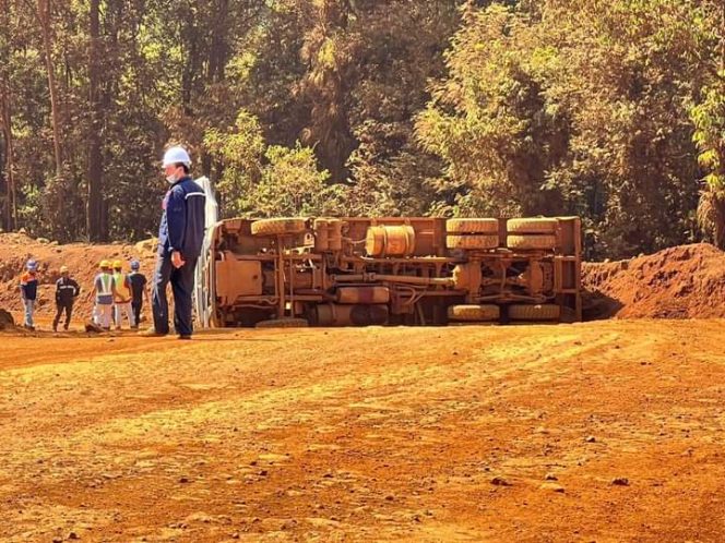  
Truk pengangkut ore nikel milik PT Karyatama Konawe Utara atau PT KKU mengalami kecelakaan kerja di Desa Landawe Utama, Kecamatan Wiwirano, Kabupaten Konawe Utara. Foto: Istimewa  