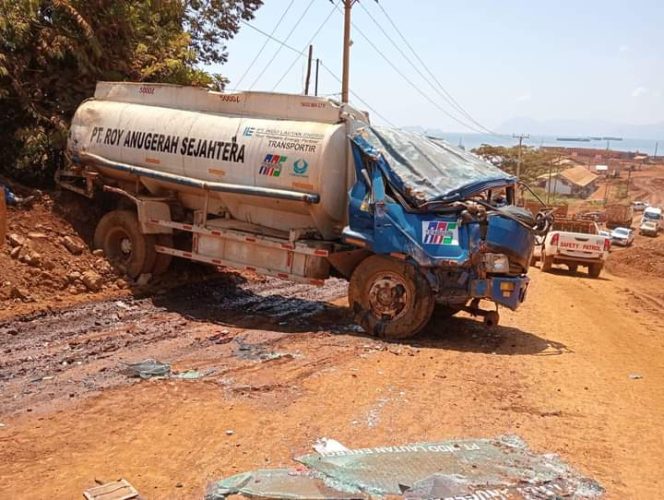 
 Truk pengangkut BBM jenis solar milik PT Roy Anugrah Sejatera mengalami kecelakaan kerja di daerah Konawe Utara. Foto: Istimewa