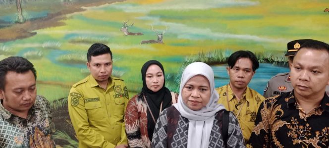 
 KPAI bersama KPAD dan DP3A Konsel, melaksanakan konferensi pers usai menggelar pertemuan dengan sejumlah pihak terkait. Mereka berkomitmen akan memperjuangkan hak anak yang diduga menjadi Korban kekerasan. Foto: Penafaktual.com