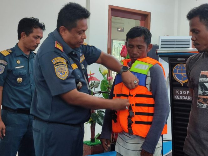 
 KSOP Kendari Bagikan Life Jacket dan E-Pas kepada Nelayan di Pulau Saponda