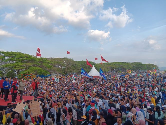 
 Masyarakat Muna Tumpah Ruah Hadiri Kampanye LA-IDA di Lapangan SOR Laode Pandu. Foto: Penafaktual.com
