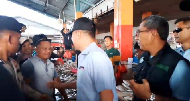 
 Andi Sumangerukka blusukan ke Tempat Pelelangan Ikan Kota Kendari. Foto: Penafaktual.com