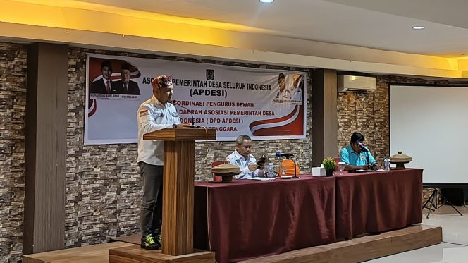 
 Ketua APDESI Sultra La Ode Alwi Haidatul, S.P, saat memberikan sambutan dalam rapat koordinasi DPD APDESI Sultra baru-baru ini. Foto: Penafaktual.com