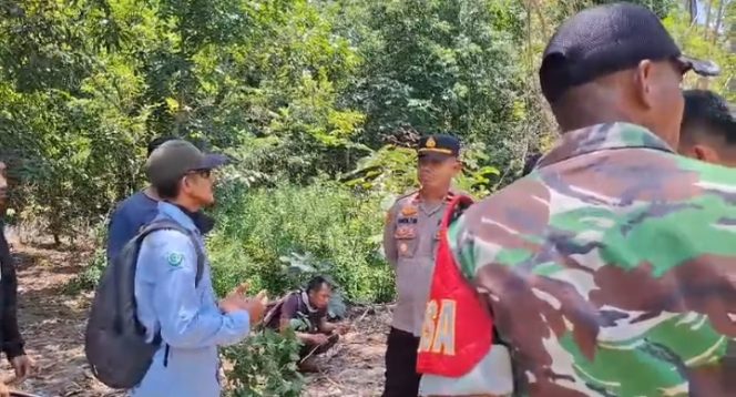 
 Screenshot video masyarakat yang protes kerena tidak terima alat berat PT Tekonindo menggunakan jalan masyarakat. Foto: Istimewa
