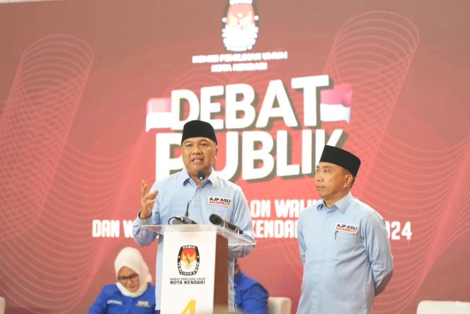 
 Pasangan Calon Wali Kota dan Wakil Wali Kota Kendari, Aksan Jaya Putra-Andi Sulolipu dalam acara debat perdana. Foto: Penafaktual.com