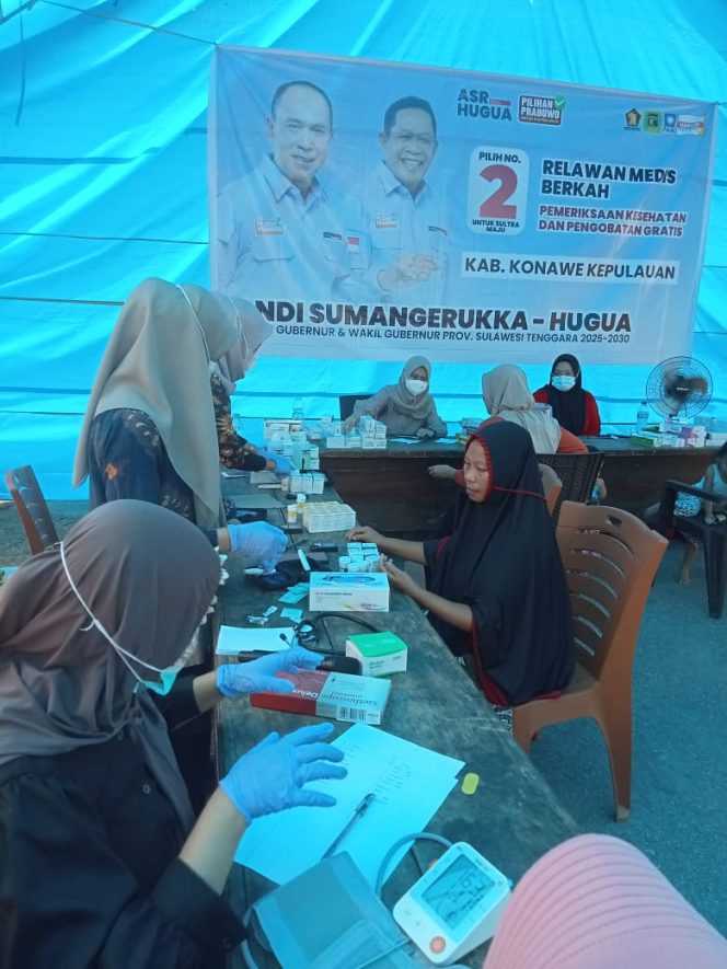 
 Relawan Medis BERKAH Sultra meberika pelayanan kesehatan gratis di 12 kabupaten dan kota. Foto: Istimewa