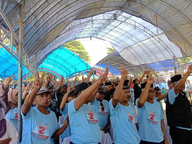 
 Simpatisan dan relawan menghadiri kampanye terbatas Paslon ASR-Hugua di lapangan Kecamatan Wakorumba Utara Kabupaten Buton Utara. Foto: Penafaktual.com