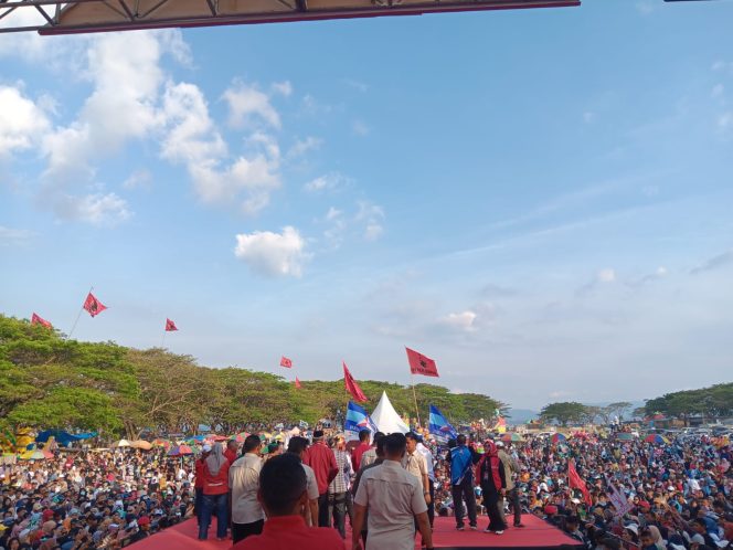 
 Puluhan Ribu pasang mata padati lapangan SOR La Ode Pandu, Raha, Kabupaten Muna, Rabu, 30 Oktober 2024. Foto: Istimewa