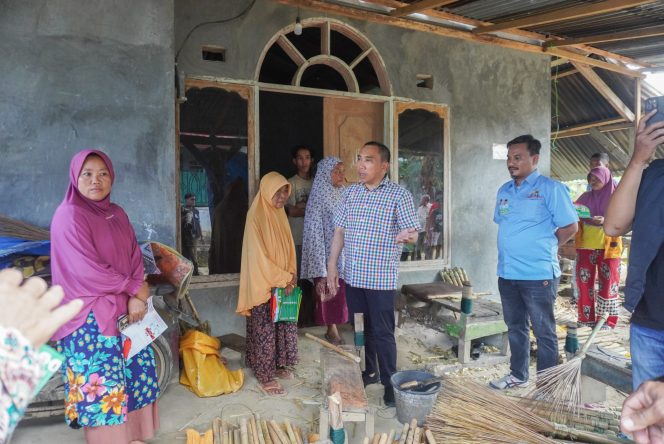 
 Calon Wakil Wali Kota Kendari Andi Sulolipu door to door dengarkan keluhan warga. Foto: Penafaktual.com