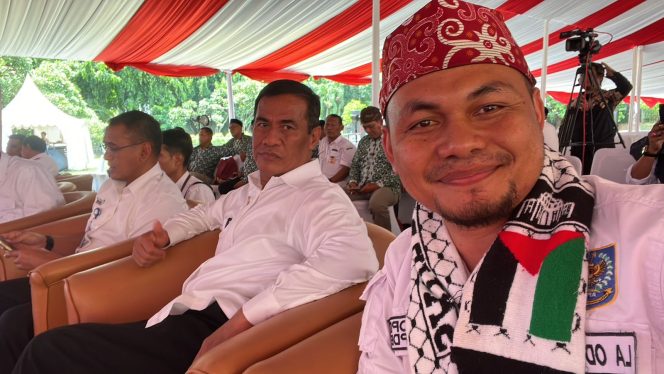 
 Ketua APDESI Sulawesi Tenggara La Ode Alwi Haidatul berpose dengan Menteri Pertanian Andi Amran Sulaiman. Foto: Penafaktual.com