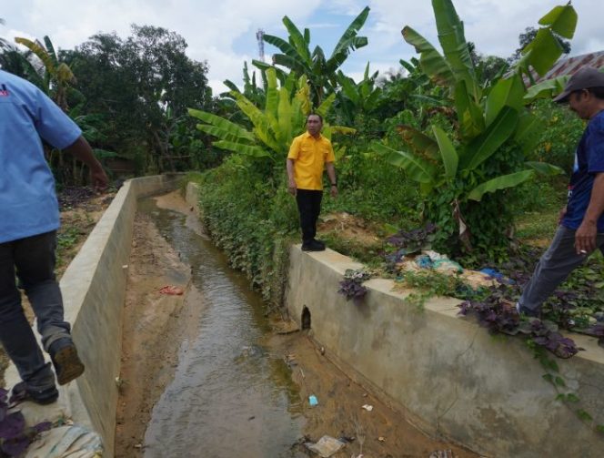 
 Blusukan di Punggolaka, Andi Sulolipu Janji Benahi Jalan dan Drainase