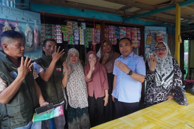 
 Andi Sulolipu menyapa warga secara door to door yang berada di Kelurahan Kadia, Kecamatan Kadia. Foto: Istimewa