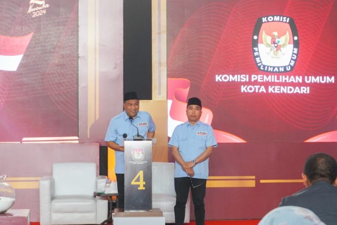 
 Pasangan AJP-ASLI saat menyampaikan solusi atas kekerasan terhadap anak di Kota Kendari dalam debat kedua Pilwali Kendari. Foto: Istimewa