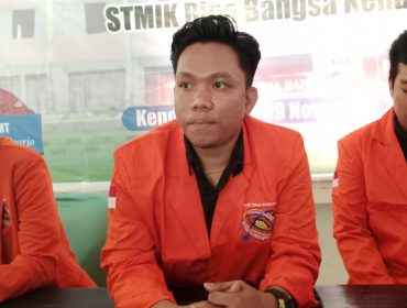 Ketua BEM STMIK Bina Bangsa Kendari Aldi Lamoito (tengah) melakukan konferensi pers di aula STIMIK Bina Bangsa Kendari, Minggu, 24 November 2024. Foto: Penafaktual.com