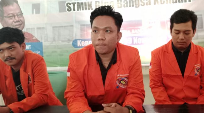 Ketua BEM STMIK Bina Bangsa Kendari Aldi Lamoito (tengah) melakukan konferensi pers di aula STIMIK Bina Bangsa Kendari, Minggu, 24 November 2024. Foto: Penafaktual.com