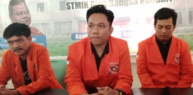 
 Ketua BEM STMIK Bina Bangsa Kendari Aldi Lamoito (tengah) melakukan konferensi pers di aula STIMIK Bina Bangsa Kendari, Minggu, 24 November 2024. Foto: Penafaktual.com