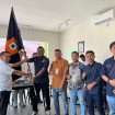 Dr. Cand. Ir. Munansar, S.T., M.T., (kedua dari kiri) menerima bendera pataka usai terpilih sebagai Ketua Forum Insinyur Muda (FIM) Persatuan Insinyur Indonesia (PII) Sulawesi Tenggara periode 2024-2027. Foto: Penafaktual.com  