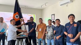 Dr. Cand. Ir. Munansar, S.T., M.T., (kedua dari kiri) menerima bendera pataka usai terpilih sebagai Ketua Forum Insinyur Muda (FIM) Persatuan Insinyur Indonesia (PII) Sulawesi Tenggara periode 2024-2027. Foto: Penafaktual.com  