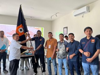 Dr. Cand. Ir. Munansar, S.T., M.T., (kedua dari kiri) menerima bendera pataka usai terpilih sebagai Ketua Forum Insinyur Muda (FIM) Persatuan Insinyur Indonesia (PII) Sulawesi Tenggara periode 2024-2027. Foto: Penafaktual.com  