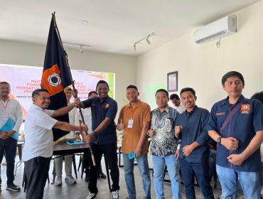 Dr. Cand. Ir. Munansar, S.T., M.T., (kedua dari kiri) menerima bendera pataka usai terpilih sebagai Ketua Forum Insinyur Muda (FIM) Persatuan Insinyur Indonesia (PII) Sulawesi Tenggara periode 2024-2027. Foto: Penafaktual.com  