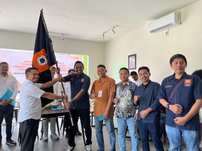 
 Dr. Cand. Ir. Munansar, S.T., M.T., (kedua dari kiri) menerima bendera pataka usai terpilih sebagai Ketua Forum Insinyur Muda (FIM) Persatuan Insinyur Indonesia (PII) Sulawesi Tenggara periode 2024-2027. Foto: Penafaktual.com  