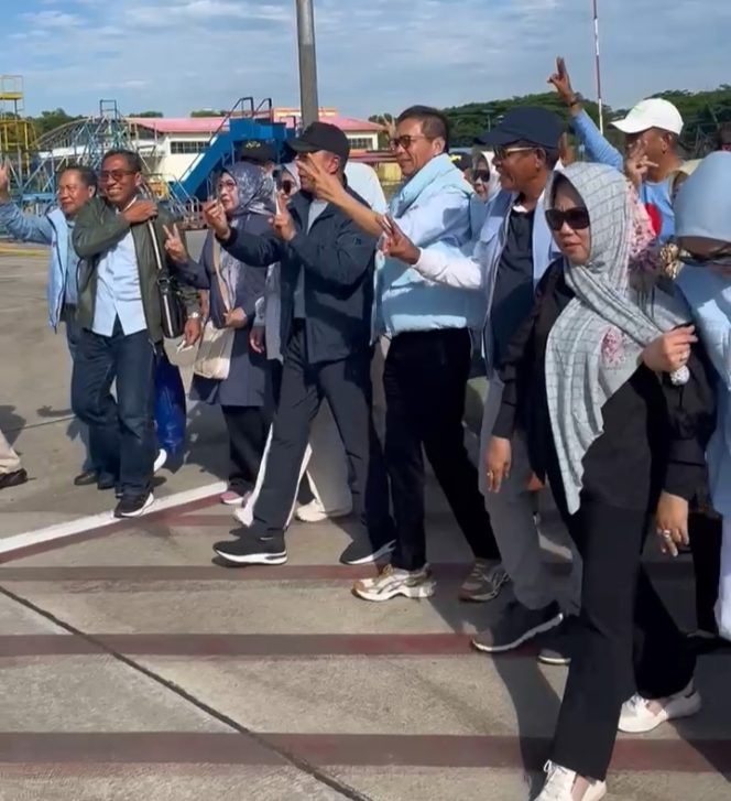 
 Calon Gubernur Sultra, ASR-Hugua saat berkunjung ke Bandara Matahora Wakatobi. Foto: Istimewa