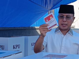 Calon Gubernur Sulawesi Tenggara nomor urut 2, Andi Sumangerukka melaksanakan hak pilihnya pada Pemilihan Kepala Daerah (Pilkada) 2024 di TPS 16, Kelurahan Andonohu, Kota Kendari. Foto: Istimewa