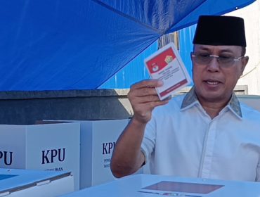 Calon Gubernur Sulawesi Tenggara nomor urut 2, Andi Sumangerukka melaksanakan hak pilihnya pada Pemilihan Kepala Daerah (Pilkada) 2024 di TPS 16, Kelurahan Andonohu, Kota Kendari. Foto: Istimewa