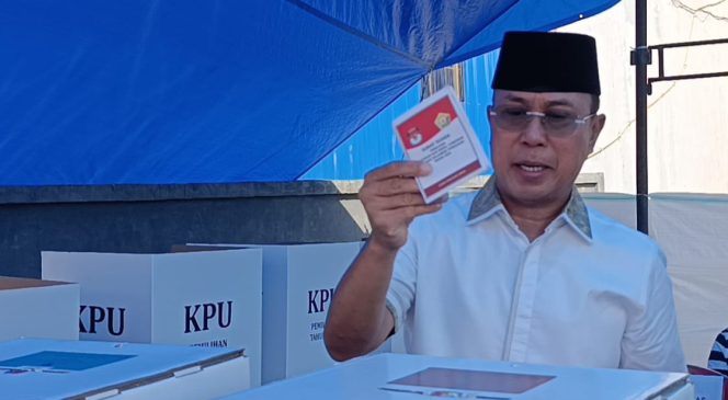 
 Calon Gubernur Sulawesi Tenggara nomor urut 2, Andi Sumangerukka melaksanakan hak pilihnya pada Pemilihan Kepala Daerah (Pilkada) 2024 di TPS 16, Kelurahan Andonohu, Kota Kendari. Foto: Istimewa