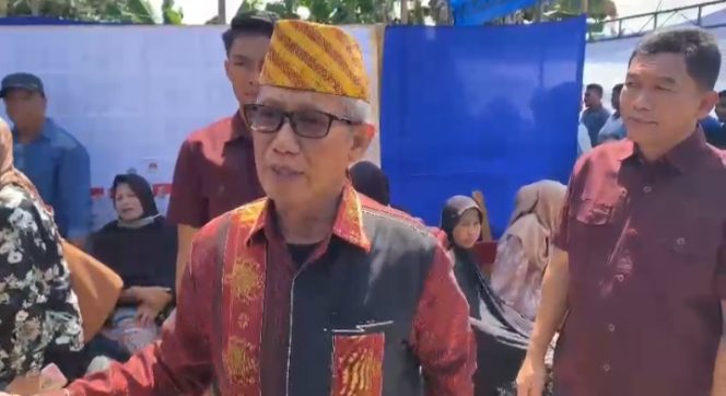 
 Calon Gubernur Sulawesi Tenggara Lukman Abunawas usai menyalurkan hak pilihnya di Kendari. Foto: Istimewa