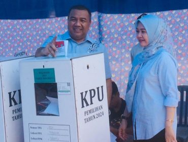 Calon Wali Kota Kendari nomor urut 4, Aksan Jaya Putra saat menyalurkan hak pilihnya di TPS 02, Kelurahan Tobuha Kecamatan Puuwatu, Kota Kendari. Foto: Istimewa  