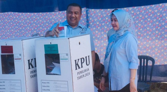 Calon Wali Kota Kendari nomor urut 4, Aksan Jaya Putra saat menyalurkan hak pilihnya di TPS 02, Kelurahan Tobuha Kecamatan Puuwatu, Kota Kendari. Foto: Istimewa  