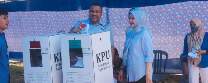 
 Calon Wali Kota Kendari nomor urut 4, Aksan Jaya Putra saat menyalurkan hak pilihnya di TPS 02, Kelurahan Tobuha Kecamatan Puuwatu, Kota Kendari. Foto: Istimewa  