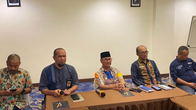 
 Bupati Konsel Surunuddin Dangga memberikan tanggapan dan menjelaskan pertimbangan terkait langkah atau kebijakannya menonaktifkan Camat Baito. Foto: Istimewa