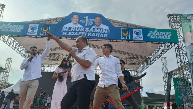 
 Ruksamin mengingatkan masyarakat untuk memilih paslon Gubernur dan Wakil Gubernur Sultra karena program dan visi-misinya saat kampenye akbar Sultra Bersatu 