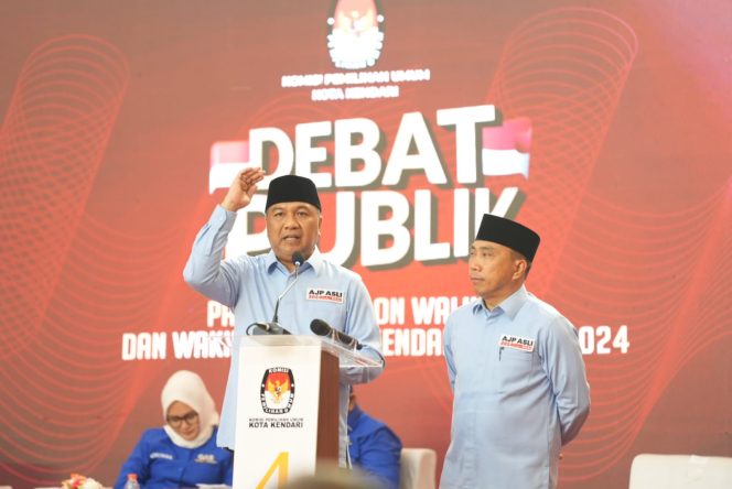 
 Pasangan Calon Wali Kota dan Wakil Wali Kota Kendari, Aksan Jaya Putra-Andi Sulolipu dalam acara debat perdana. Foto: Penafaktual.com