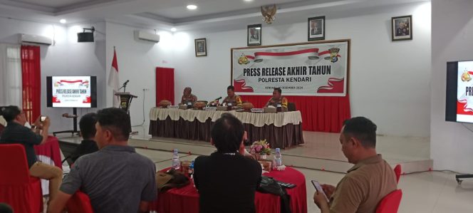 
 Kapolresta Kendari, Kombes Pol Aris Tri Yunarko memimpin press release akhir tahun Polresta Kendari, Senin, 30 Desember 2024. Foto: Penafaktual.com