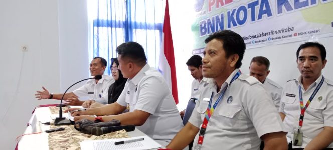 
 Kepala BNN Kendari AKBP Mohammad Dafi Bustomi saat memberikan keterangan pers. Foto: Penafaktual.com