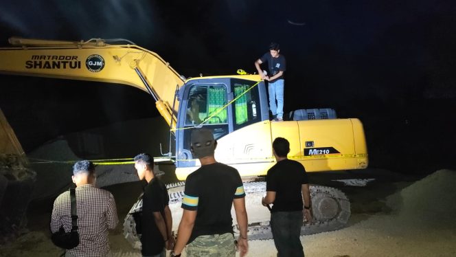 
 Sat Reskrim Polres Bombana bersama jajaran Polsek Poleang Timur menghentikan aktivitas tambang galian yang diduga ilegal di Desa Mambo, Kecamatan Poleang Timur. Foto: Istimewa