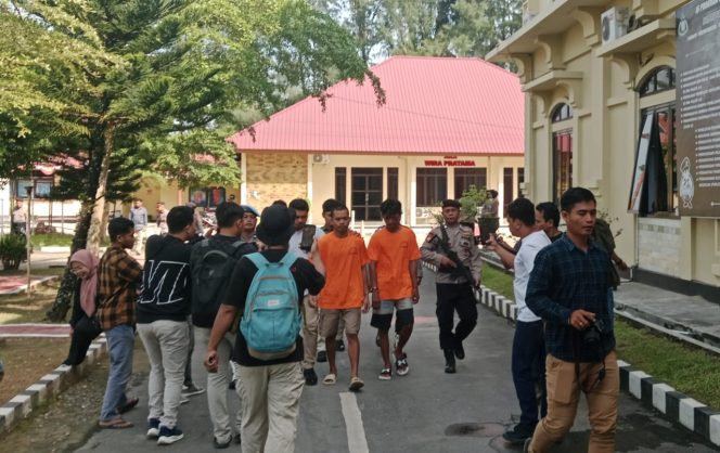 
 Polisi mengamankan tersangka kasus pembunuhan di Kelurahan Tipulu Kecamatan Kendari Barat Kota Kendari. Foto: Penafaktual.com
