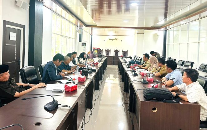 
 DPRD Sultra melaksanakan Rapat Dengar Pendapat (RDP) terkait dugaan SPBU PT Fahri Pratama Energi yang beroperasi di Desa Ngapali Kecamatan Kolono Kabupaten Konawe Selatan. Foto: Istimewa  