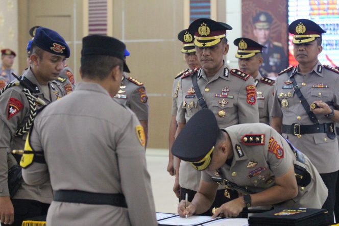 
 Kapolda Sultra, Irjen Pol Dwi Irianto memimpin  serah terima jabatan sejumlah pejabat utama dan Kapolres wilayah Polda Sultra. Foto: Penafaktual.com