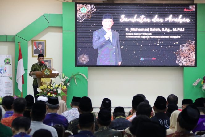 
 Kepala Kantor Kemenag Sulawesi Tenggara menyampaikan sambutan pada acara malam tasyakuran dalam rangka Hari Amal Bhakti (HAB) ke-79 Kementerian Agama RI. Foto: Istimewa