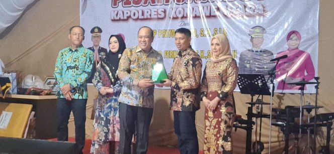 
 Bupati Konut Ruksamin memberikan cenderamata kepada Kapolres Konawe Utara yang baru AKBP Rico Fernanda. Foto: Istimewa